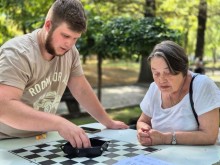 Чоловік та жінка грають в кості