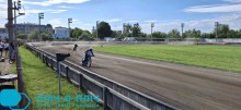 Мотоциклетна траса, на якій їде учасник змагань на мотоциклеті.