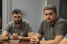 Представники Краматорської громади сидять за столом