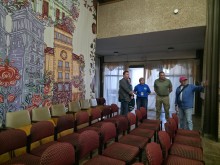 Заступник голови Донецької облдержадміністрації Олександр Шевченко оглядає приміщення центру