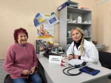 Жінка - переселенка отримує медичну консультацію у лікаря на базі гуманітарного центру Торецької громади