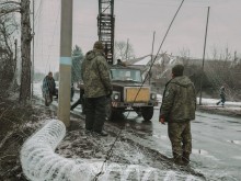 Бійці 4-ї механізованої бригади зводять антидронові сітки над населеним пунктом Донеччини