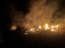 Зруйнований будинок та пожежа на місці обстрілу