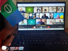 Ноутбук, де на екрані триває онлайн-зустріч педагогічних спільнот Кременчука та Бахмута, поруч стоїть прапорець Бахмутської громади