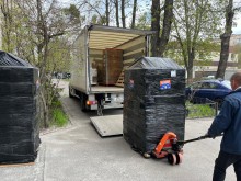 Передача гуманітарної допомоги: чоловік розвантажує вантажівку