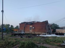Адміністративна будівля та автомобілі біля неї, які були знищені ворожим обстрілом.