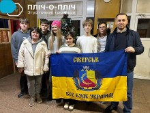 Спільне фото дітей Сіверської громади, які  відвідали Закарпаття. Попереду тримають прапор громади.