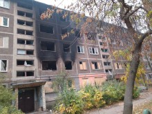 Багатоповерховий будинок після пожежі через ворожий обстріл
