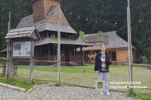 Дівчина на курорті в горах