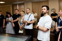 Начальник управління з питань інформатизації та цифровізації Донецької облдержадміністрації Володимир Білокопитий та інші учасники форуму, уважно дивляться уперед.