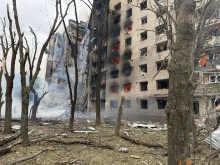 Багатоквартирний будинок палає після ворожого обстрілу