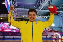 Український спортсмен тримає нагороду