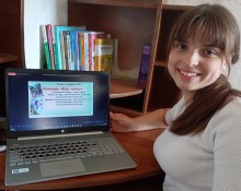 Учасниця «Зеленої естафети» представляє командний екологічний проєкт на екрані ноутбука.