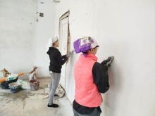 Майбутні маляри-штукатури, здобувачі освіти Лиманського професійно-технічного училища, під час виробничої практики