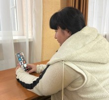 Бібліотекарка бере участь в онлайновому заході