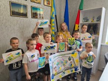 У центрі підтримки мешканців Торецької громади у м. Кременчук діти взяли участь у заході, присвяченому Дню Конституції України: малювали державні символи України, створювали патріотичні листівки.