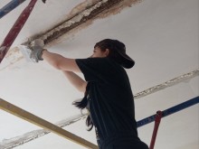 Майбутні маляри-штукатури, здобувачі освіти Лиманського професійно-технічного училища, під час виробничої практики