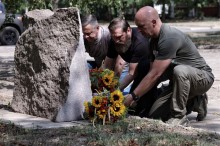 Вадим Філашкін, Оксен Лісовий та Олександр Гончаренко покладають квіти