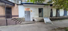 Вибиті та пошкоджені після обстрілу вікна в крамницях.