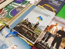 Сучасні книги для подарунків захисникам. На одній з обкладинки книги захисник тримає прапор країни.