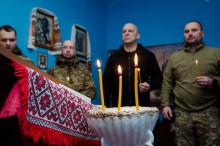 Вадим Філашкін та Геннадій Куций разом із бійцями НГУ беруть участь у молитві