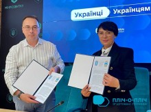 Начальник Покровської МВА Сергій Добряк та голова Уманської міської ради Ірина Плетньова тримають у руках підписані меморандуми про співпрацю.