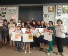 Діти позують з подарунками