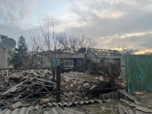 Зруйновані одноповерхові житлові будинки після ворожого обстрілу