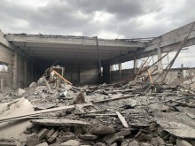 Зруйнована промислова будівля після ворожого обстрілу