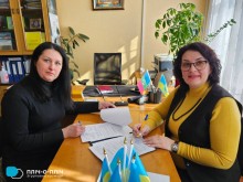 Представники Кременчуцької та Бахмутської громад підписують договір про співпрацю між двома школами