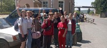 Діти прибули на Закарпаття, група дітей біля вокзалу