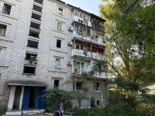 Багатоповерхова будівля, яку пошкодило обстрілом.