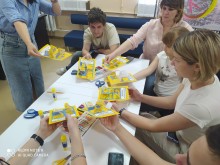 Учасники заходу до Дня Конституції України демонструють створені власноруч лепбуки про державні символи та культурну спадщину.