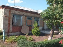 Одноповерхова будівля, в якій пошкоджено вікна ворожим обстрілом.