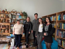 У селі Великі Лучки молодь побувала в місцевій бібліотеці на екскурсії.