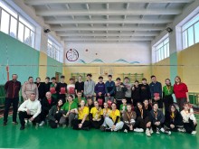 Спільне фото дітей з трьох областей України: Донецької, Сумської та Івано-Франківської. На спортивних змаганнях.