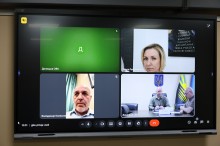 Співробітники Маріупольської лікарні та представники департамента охорони здоров'я облдержадміністрації беруть участь у онлайн нараді.