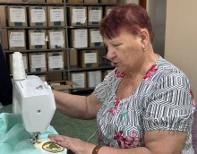Жінка шиє адаптивний одяг для поранених військових