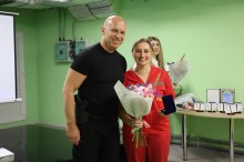 Вадим Філашкін та медсестра із квітами та нагородою.