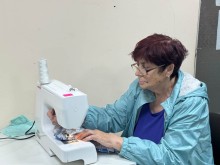 Жінка шиє адаптивний одяг