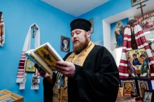 Капелан читає молитву