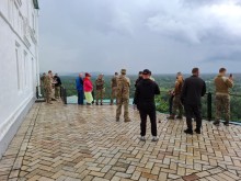 Військовослужбовці та священнослужитель оглядають заповідник