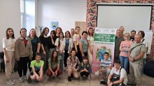 Спільне фото дітей, які беруть участь у екологічному проєкті «Розвиток GreenSkills у молоді». На задньому плані стоїть банер з надписом проєкту.