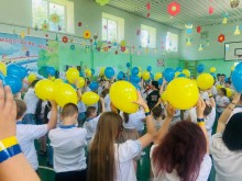 Учасники марафону «Літні мрії непереможних» із синьо-жовтими кульками під час патріотичного флешмобу в «Смарагдовому місті».