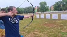 Ветерани під час стрільби з лука у межах програми відновлення