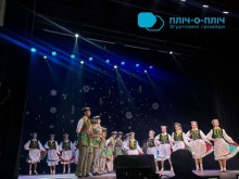 Артисти народного колективу на сцені у народних костюмах.