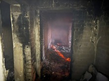Пожежа всередині будинку після ворожого обстрілу