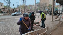 Добровольці допомагають прибирати наслідки ворожого обстрілу