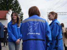 Три представниці "Проліски" на залізничному вокзалі
