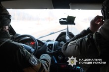 Поліцейські в автівці під час евакуації